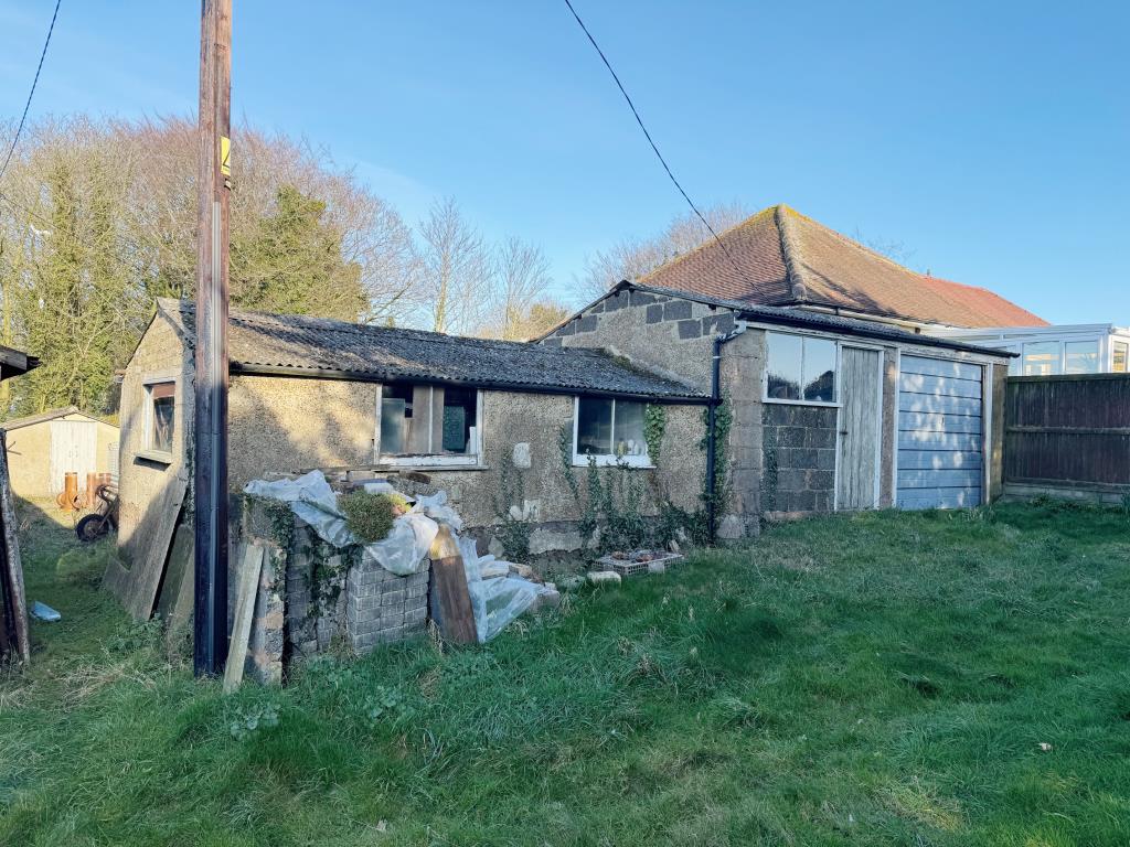 Lot: 3 - BUILDINGS AND LAND - Range of buildings 2